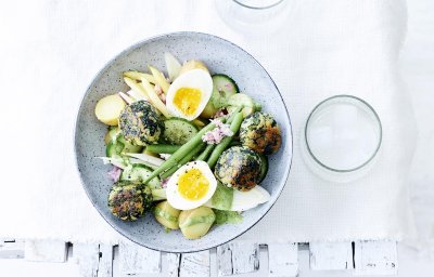 Salade de pommes de terre aux boulettes d’épinards