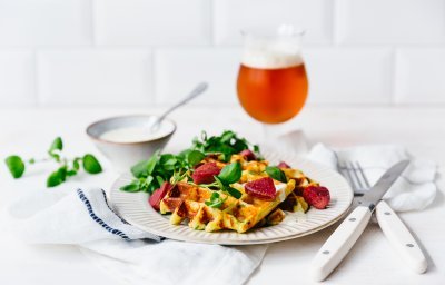 Gaufres de pommes de terre au saucisson de cheval et sauce moutarde