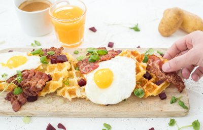 Gaufres de pommes de terre, lard et œufs