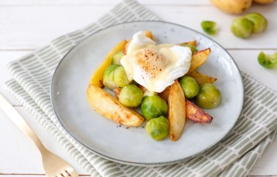 Quartiers de pommes de terre, choux de Bruxelles, œuf poché et sauce hollandaise