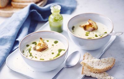 Soupe de topinambours, huile aux herbes et chips