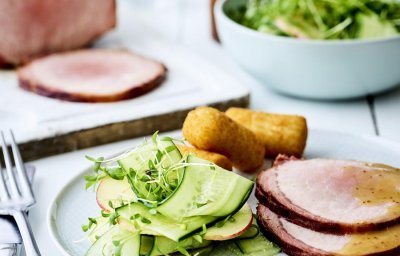 Rôti ardennais à la sauce moutarde et à la Vieille Gueuze, croquettes et salade de pomme et concombre