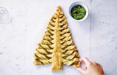 Bladerdeegkerstboom met boerenkoolpesto en kaas