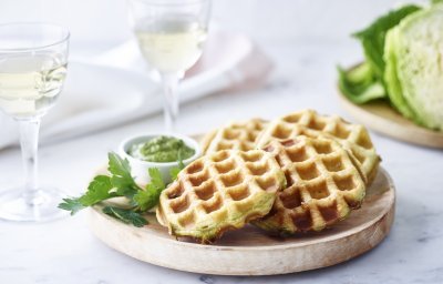 Gaufre feuilletée au fromage et pesto au chou vert