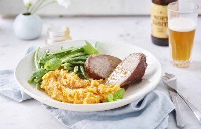 Oiseaux sans tête et sauce à la bière, purée de carottes et salade de haricots