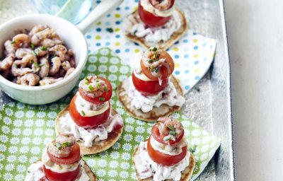 Blinis et mini tomates crevettes