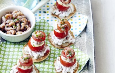 Blinis et mini tomates crevettes