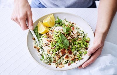 Riz de chou-fleur au filet de poulet et aux légumes verts