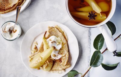 Crêpes de sarrasin à la poire pochée et au fromage blanc