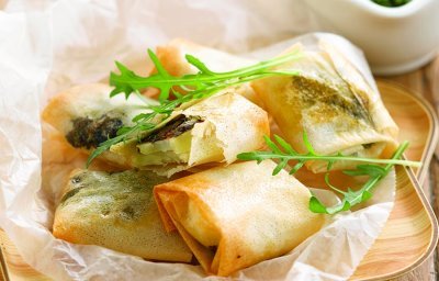 Brick de pommes de terre, tapenade et pesto de roquette