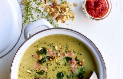 Velouté de brocolis, huile aux herbes, sambal, crevettes grises et noix