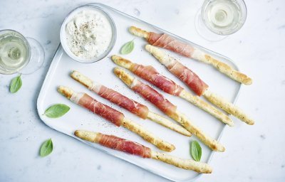 Gressins au jambon séché et sauce au fromage bleu