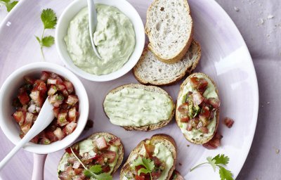 Bruschetta à la tomate et coriandre et sauce au yaourt et à l’avocat