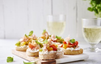 Bruschetta met gerookte ham, geitenkaas en tomaat