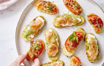 Bruschetta de pomme de terre en 2 garnitures différentes