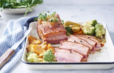 Lard de poitrine en cuisson lente et légumes au four