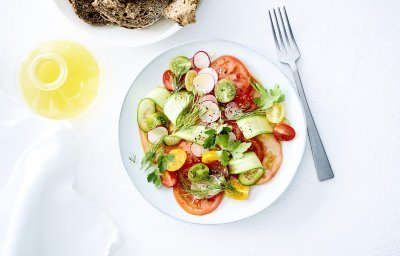 Carpaccio de tomates belges aux mini-concombres et radis