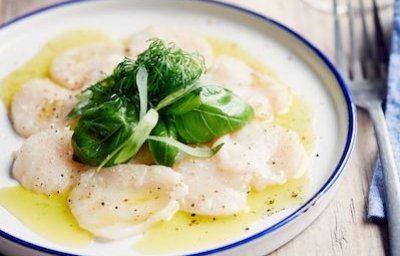 Carpaccio de Saint-Jacques, huile aux herbes et salade de fines herbes