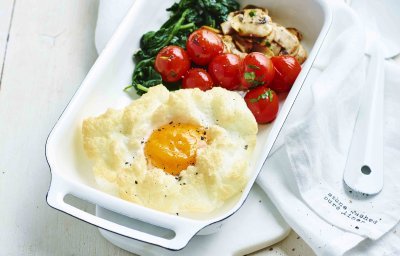 Cloud eggs, épinards sautés, tomates et champignons