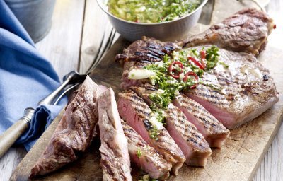 Côte à l’os à la sauce chimichurri et papillote de pommes de terre