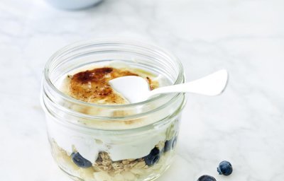 Crème brûlée de yaourt au granola