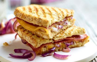 Croques au pastrami, oignons rouges et Passendale
