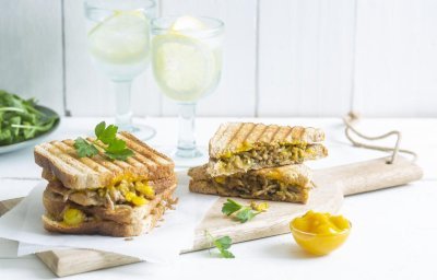 Croque au haché, pickles belges et herbes aromatiques