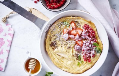 Dutch baby met appel, peer en rood fruit