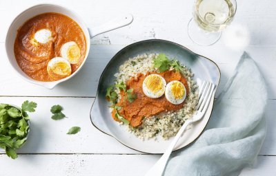 Œufs en sauce piquante et riz de chou-fleur