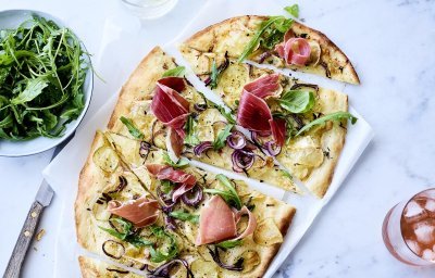 Tarte flambée au brie belge, jambon fumé et roquette