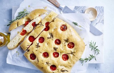 Focaccia aux tomates cerises et au romarin