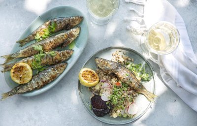 Salade fraîche d’épeautre aux pommes, betteraves rouges et hareng grillé