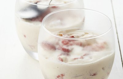 Frozen yoghurt met blauwe bessen en aardbeien