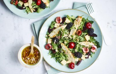 Fruitige salade met rode biet en gegrilde kip