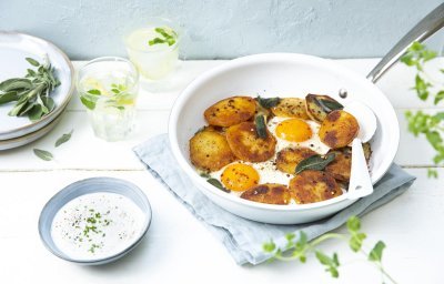 Pommes de terre rissolées à la sauge et œufs sur le plat