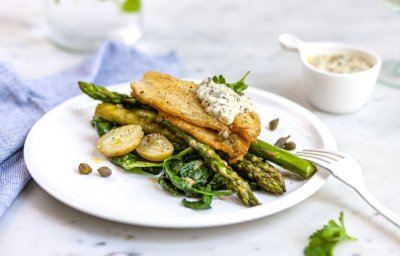 Gebakken pladijs met warme tartaarsaus, spinazie, groene asperges en gestoomde krieltjes