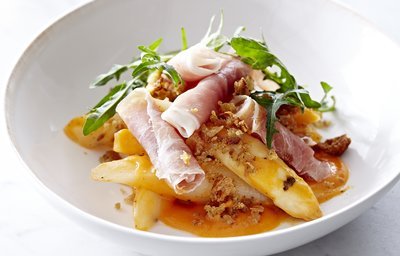 Jambon, asperges grillées et vinaigrette de tomates