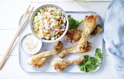 Pilons de poulet grillés et salade de riz fraîche