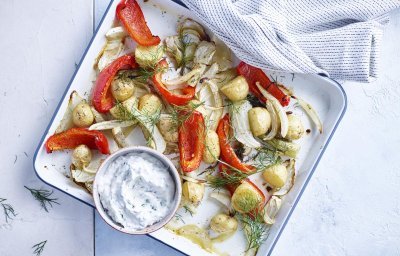 Légumes grillés, grenailles au four et crème relevée aux herbes