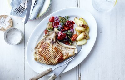 Côtelette de veau grillée accompagnée de légumes grillés et de petites pommes de terre