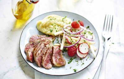 Filet d’agneau grillé et salade de pomme, céleri-rave et radis