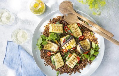 Petits paquets d’aubergine et de courgette grillés, Brie belge et lentilles