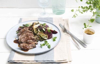 Steak grillé et salade chaude de betteraves rouges et chicons