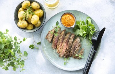 Steak grillé, sauce romesco et grenailles rôties
