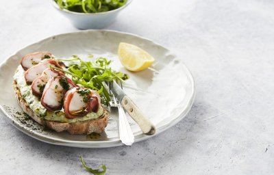 Gegrilde zuurdesemtoast met zeeduivel op de barbecue