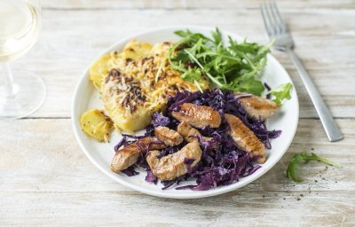 Lanières de porc caramélisées, chou rouge et gratin de pommes de terre 