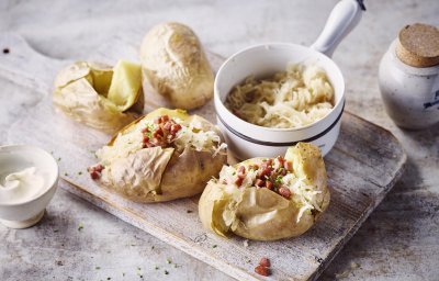 Pommes de terre farcies à la choucroute et saucisse fumée