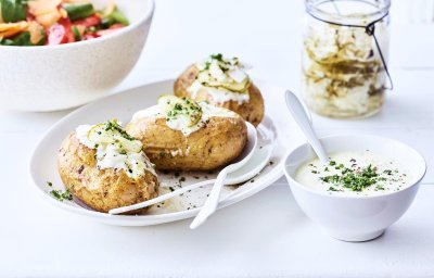 Pomme de terre farcie à la vinaigrette relevée et légumes au vinaigre