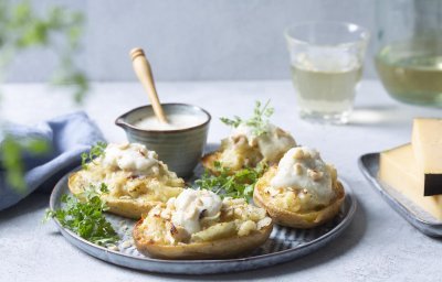 Pomme de terre au four aux chicons, vieux fromage et sauce chou-fleur