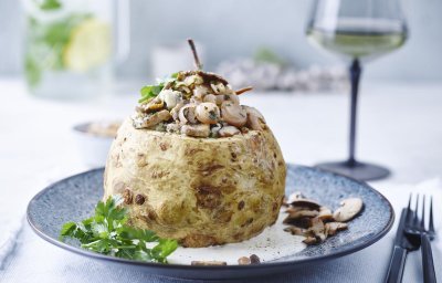 Gepofte knolselder met paddenstoelen en kaas